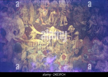 Die Höhlen von Ajanta sind ein Beispiel für eine der größten Errungenschaften der alten buddhistischen Felsarchitektur. Die künstlerischen Traditionen in Ajanta stellen ein wichtiges und seltenes Exemplar von Kunst, Architektur, Malerei und soziokultureller, religiöser und politischer Geschichte der zeitgenössischen Gesellschaft in Indien dar. Ajanta handelt auch von schönen Gemälden auf Höhlenwänden zum Thema Buddhismus. Stockfoto