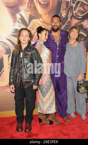 Los Angeles, Kalifornien. 9.. November 2022. Jason Momoa, Lola Iolani Momoa, Nakoa-Wolf Manakauapo Namakaeha, Coni Momoa bei der Ankunft für SLUMBERLAND Premiere, Westfield Century City, Los Angeles, CA 9. November 2022. Kredit: Elizabeth Goodenough/Everett Collection/Alamy Live Nachrichten Stockfoto