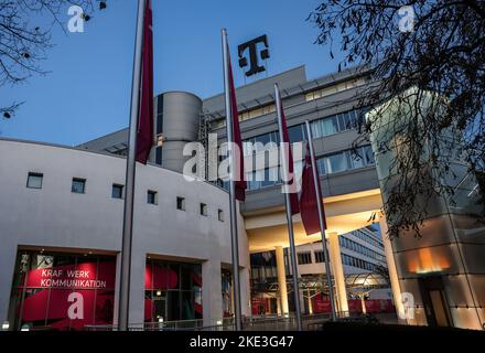 Bonn, Deutschland. 10.. November 2022. Das Logo des Hauptquartiers der Deutschen Telekom ist am Morgen unbeleuchtet. Das Unternehmen legt seine Bilanzzahlen für das dritte Quartal vor. Quelle: Oliver Berg/dpa/Alamy Live News Stockfoto