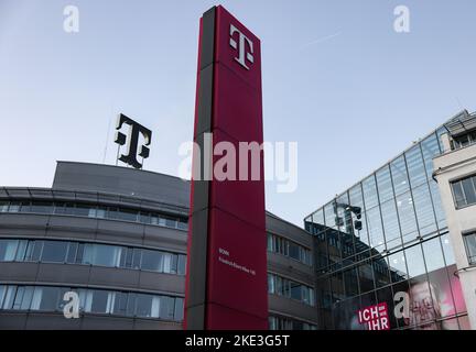 Bonn, Deutschland. 10.. November 2022. Das Logo des Hauptquartiers der Deutschen Telekom ist am Morgen unbeleuchtet. Das Unternehmen legt seine Bilanzzahlen für das dritte Quartal vor. Quelle: Oliver Berg/dpa/Alamy Live News Stockfoto