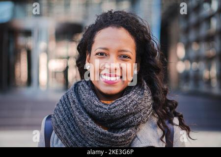 Nahaufnahme Porträt der fröhlichen schönen hispanischen Mädchen Student professionell im Freien stehend Blick auf die Kamera, glücklich zuversichtlich Unternehmer latin Stockfoto