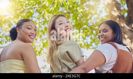 Junge Frauen, Freunde und Lächeln im Park Porträt zusammen in Vielfalt, glücklich und Sommer von Bäumen. Gruppe, Frau und Glück in Freiheit im Urlaub Stockfoto