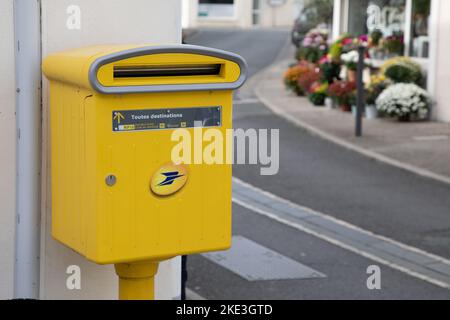 Bordeaux , Aquitaine Frankreich - 10 30 2022 : La Poste Logo Text und Markenschild auf gelber Street Mail box Post in Frankreich Stockfoto