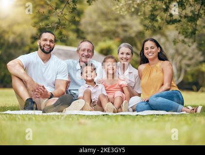 Große Familie, Picknick und Outdoor im Naturpark oder Garten mit Kindern, Eltern und Großeltern zusammen in Glück und Liebe. Sommerurlaub mit Stockfoto