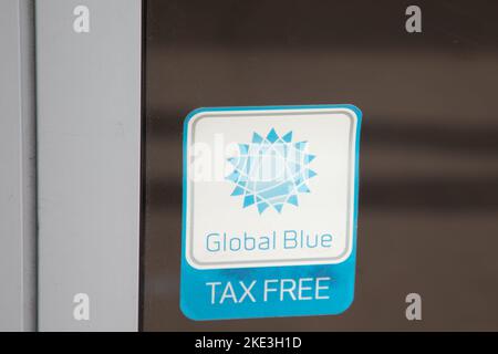 Bordeaux , Aquitaine Frankreich - 11 02 2022 : Global Blue Tax Free Logo Marke und Signaltext auf Fenstern Eingangsbereich Shop von Amex US Financial Service compan Stockfoto