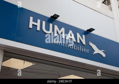 Bordeaux , Aquitaine Frankreich - 11 02 2022 : menschliche Immobilier Marke Zeichen und Vogel Text Logo Fassade Eingang französisch Immobilien-Shop Broker Büro comp Stockfoto