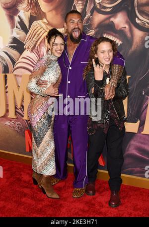 Lola Iolani Momoa, Jason Momoa und Nakoa-Wolf Manakauapo Namakaeha bei der Ankunft bei der „Slumberland“-Premiere in Los Angeles, die am 9. November 2022 im AMC Century City in Century City, CA, stattfand. © Janet Gough / AFF-USA.COM Stockfoto