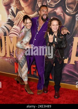 Lola Iolani Momoa, Jason Momoa und Nakoa-Wolf Manakauapo Namakaeha bei der Ankunft bei der „Slumberland“-Premiere in Los Angeles, die am 9. November 2022 im AMC Century City in Century City, CA, stattfand. © Janet Gough / AFF-USA.COM Stockfoto