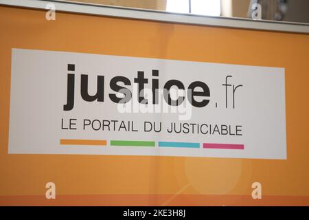 Bayonne , Aquitaine Frankreich - 11 01 2022 : justice.fr Text Zeichen auf Baustädte bedeutet in französisch Justiz Website Panel in frankreich Stockfoto