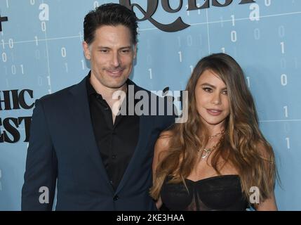 Los Angeles, USA. 09.. November 2022. (L-R) Joe Manganiello und Sofía Vergara kommen bei der MYTHISCHEN QUEST-Saison 3 von Apple TV an, die am Mittwoch, dem 9. November 2022, im Linwood Dunn Theatre in Los Angeles, CA, stattfand. (Foto: Sthanlee B. Mirador/Sipa USA) Quelle: SIPA USA/Alamy Live News Stockfoto