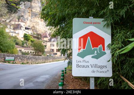 Sarlat , Aquitaine Frankreich - 11 02 2022 : les plus beaux Villages de France Logo Marke und Schild Text in französisch Tourismus alt alt Historic Monument m Stockfoto