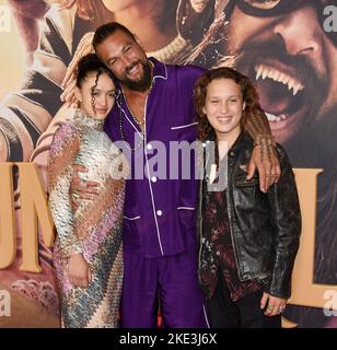 Lola Iolani Momoa, Jason Momoa und Nakoa-Wolf Manakauapo Namakaeha bei der Ankunft bei der „Slumberland“-Premiere in Los Angeles, die am 9. November 2022 im AMC Century City in Century City, CA, stattfand. © Janet Gough / AFF-USA.COM Stockfoto