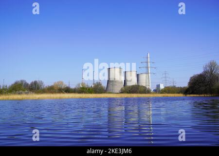 Blick auf das Kraftwerk Gersteinwerk in der Nähe von Hamm. Kohlekraftwerk. Stockfoto