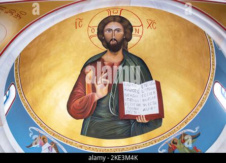 Religiöse Freskenkunst an der Decke der konfessionellen Kirche St. Nikolaus, Yeroskipou, Paphos, Zypern Stockfoto