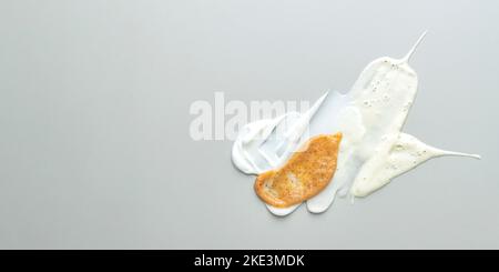 Zusammensetzung von verschiedenen kosmetischen Maske, Cremes, Serum, Peelings und Lotion schmieren auf einem grauen Hintergrund. Schöne Textur. Probe eines kosmetischen Produkts. Banne Stockfoto