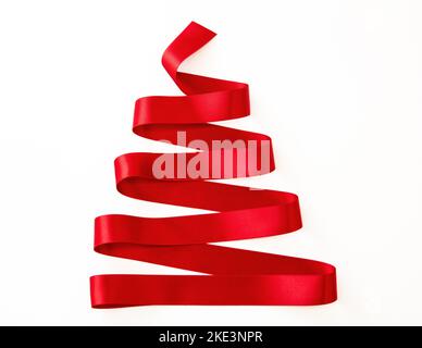 Weihnachtsbaum Form rotes Band isoliert auf weißem Hintergrund, Frohe Weihnachten Grußkarte, Feiertagsdekoration Stockfoto