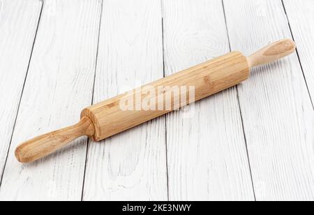 Nudelholz auf weißem Holzhintergrund Stockfoto