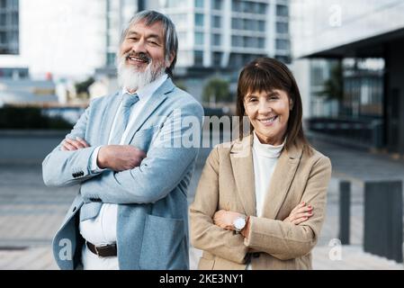 Geschäftsleute, Senioren- und Stadtportrait mit Mann und Frau Lächeln, Vielfalt und Team im Unternehmen Motivation Stadtbild. Corporate, ausgereifte und Stockfoto