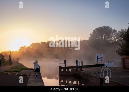 Herbstsonnengang über einem nebligen und nebligen Teil des Leicester Branch des Grand Union Canal UK Stockfoto