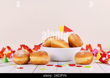 Berliner Pfannkuchen, ein Donut ohne Loch, gefüllt mit Marmelade. Traditionell während des Karnevals serviert. Stockfoto