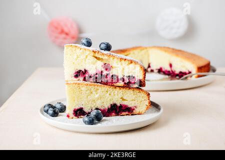Zwei Stück Blaubeere-Zitrone-Biskuitkuchen auf einem Teller. Stockfoto