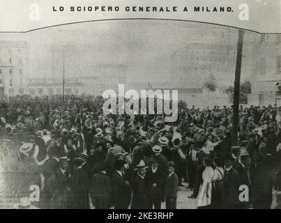 Menschen und Arbeiter auf der Straße für den Generalstreik in Solidarität mit den Metallarbeitern, Mailand, Italien 1913 Stockfoto