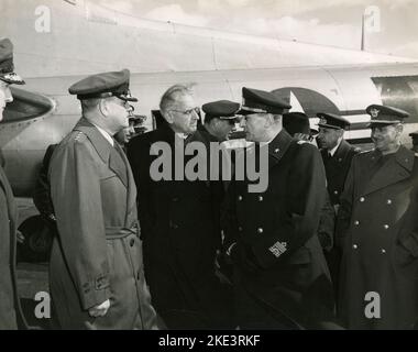 Der amerikanische General Muir S. Fairchild (links), der italienische Botschafter in den USA, Alberto Tariani (zweiter von links), der Generalstabschef der italienischen Luftwaffe, LT. General Mario Ajmone-Cat (zweiter von rechts), und Generalmajor Cesare Lovera (rechts), Washington, DC, USA 1950 Stockfoto