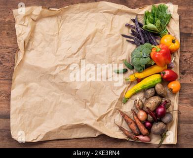 Verschiedene Gemüse auf Bastelpapier Hintergrund, Draufsicht. Hochauflösendes Produkt. Stockfoto