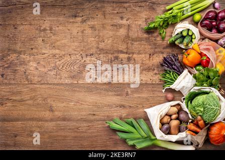 Frisches Gemüse auf altem Holztisch. Draufsicht. Hochauflösendes Produkt. Stockfoto