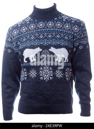 Blauer gestrickter weihnachtlicher Rollkragenpullover im traditionellen Design mit Vorlage zum Bärenschmuck (auch bekannt als Ugly Sweater) auf weißem Hintergrund Stockfoto