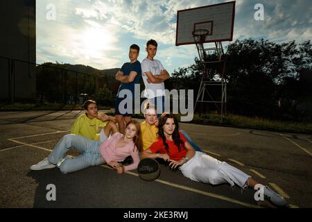 Ivano-Frankivsk, Ukraine 14. Juli 2022: Porträt einer Gruppe von Jugendlichen auf einem Sportplatz, Foto von Kindern mit einem Ball. Stockfoto