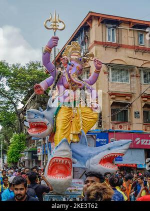 18 Aug 2019 Indische Anhänger tragen ein massives Idol des elefantenköpfigen Hindu-Gottes Lord Ganesha in Chinchpokali Lalbag Mumbai Maharashtra Indien Stockfoto