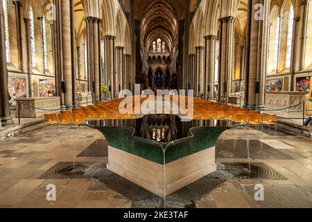 Die Salisbury Font entworfen von William Pye., Salisbury Cathedral, Salisbury, Wiltshire, England Stockfoto