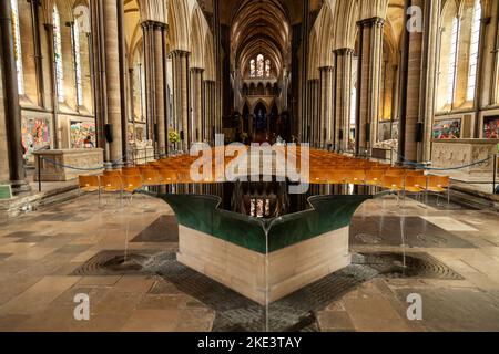 Die Salisbury Font entworfen von William Pye., Salisbury Cathedral, Salisbury, Wiltshire, England Stockfoto