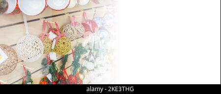 Banner verschiedene Dekorationen und Souvenirs auf dem weihnachtsmarkt mit Kopierplatz und leerem Platz für Text Stockfoto