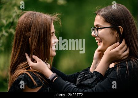 Ivano-Frankivsk, Ukraine 15. Mai 2021 : Porträts von Jugendlichen Kindern in schwarzer Kleidung, Porträt von zwei Mädchen. Stockfoto