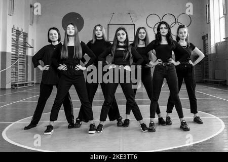 Ivano-Frankivsk, Ukraine 15. Mai 2021: Gruppenfoto von Mädchen Klassenkameraden im Fitnessstudio, Mädchen in schwarzer Kleidung stehen in zwei Reihen, Schwarz-Weiß-Foto. Stockfoto