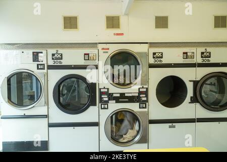 Ein kommerzieller Waschsalon in Barmouth Wales. Stockfoto