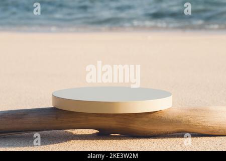 Leeres rundes beiges Podium und trockener Baumzweig am Strand Stockfoto
