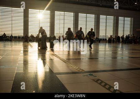 Antalya, Türkei - 28. Oktober 2022: Passagiere, die bei Sonnenaufgang in der Türkei auf einem Flughafen auf ein Flugzeug warten Stockfoto