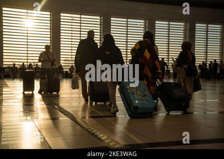 Antalya, Türkei - 28. Oktober 2022: Passagiere, die bei Sonnenaufgang in der Türkei auf einem Flughafen auf ein Flugzeug warten Stockfoto