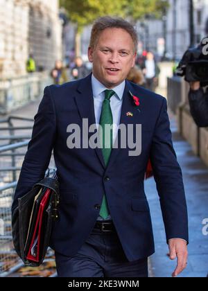 Der Minister für Wirtschaft, Energie und Industriestrategie des Vereinigten Königreichs, Grant Shapps, wird von der Presse in Frage gestellt, als er in Richtung Downing geht Stockfoto