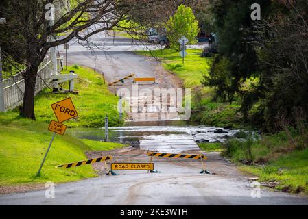 Die furt an der Murulla Street, neben der historischen Hängebrücke in Murrurundi, wurde wegen einer Überschwemmung des Pages im September 2022 geschlossen Stockfoto