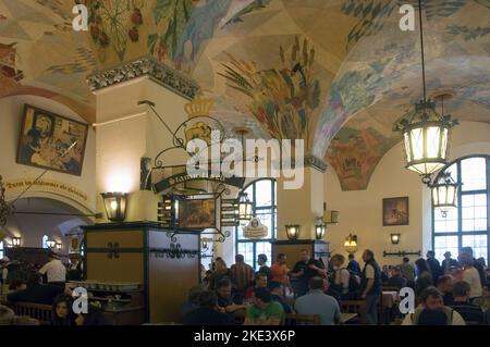 In der berühmten alten Hofbbrauhaus-Bierhalle in der Münchner Hauptstadt Bayerns trinken die Menschen Bier Stockfoto