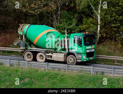 Smiths Betonwagen, der an der Anschlussstelle 15, Warwickshire, Großbritannien, auf die Autobahn M40 kommt Stockfoto