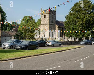 Außenansicht der Kirche der Heiligen Dreifaltigkeit in der Ortschaft Ashford im Wasser, Derbyshire, UK; stammt aus dem 12. Jahrhundert aber Umgebaut im 19. Jahrhundert. Stockfoto