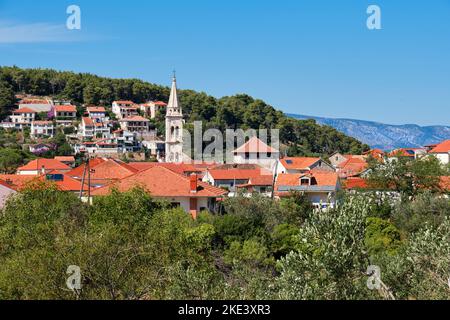 Jelsa, Insel Hvar in Kroatien. Die malerische Sommer-Tagesansicht der Stadt Jelsa. Stockfoto