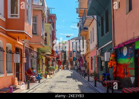 ISTANBUL/TÜRKEI - 09. Juli 2022: Stadtteil von istanbul mit bunten Häusern Stockfoto