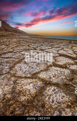 Salzfläche in Jordanien nahe dem Toten Meer. Stockfoto
