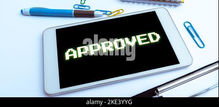 Textunterschrift mit der Darstellung genehmigt. Konzept, das bedeutet, eine positive Meinung zu haben oder auszudrücken, als zufriedenstellend zu akzeptieren Stockfoto